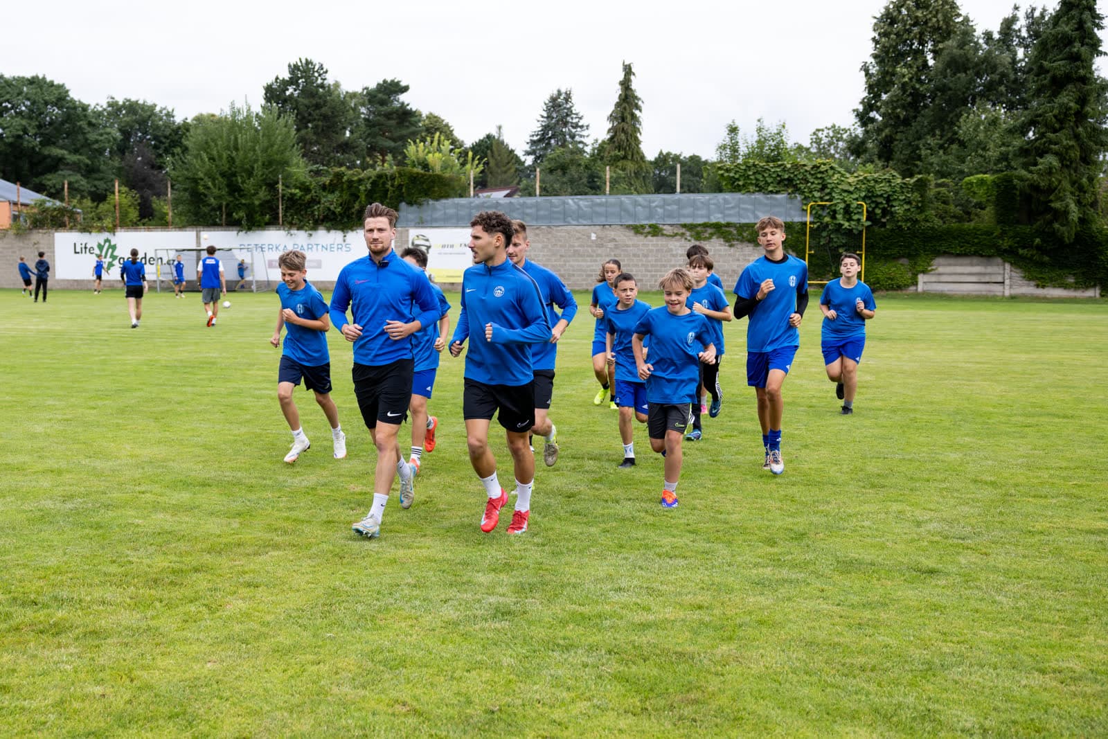 Fotbalový trenér s hráči